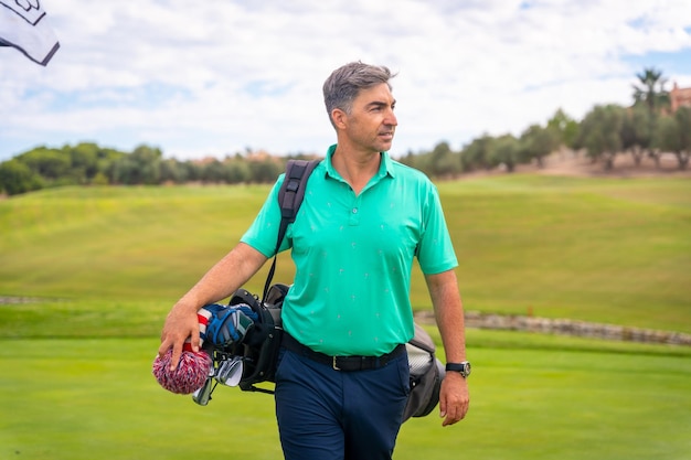 Un jugador de golf profesional en un campo de golf