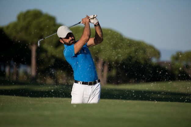 Foto un jugador de golf profesional disparó una pelota desde un búnker de arena en el campo