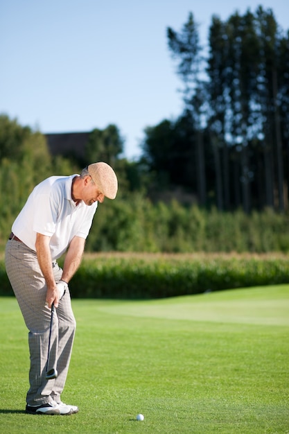 Jugador de golf senior en verano