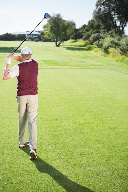 Jugador de golf tomando un tiro