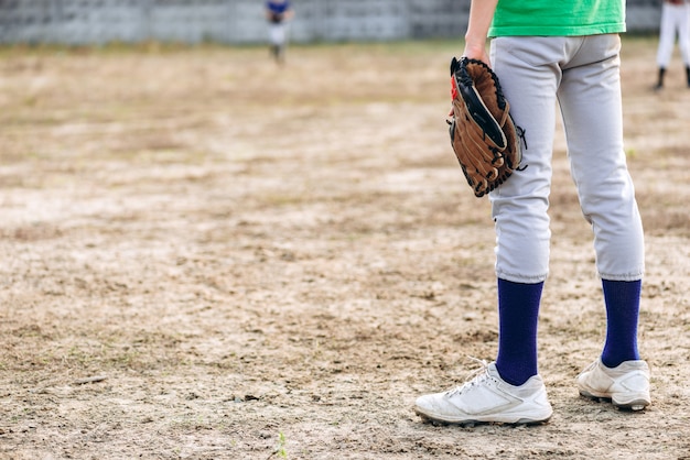 Jugador con un guante de béisbol en el campo