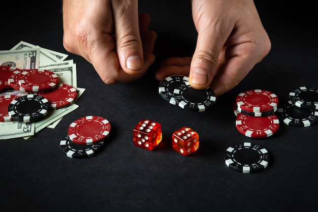 El jugador hace una apuesta en un juego de dados o dados en una mesa en un club de póquer Suerte o fortuna en el casino