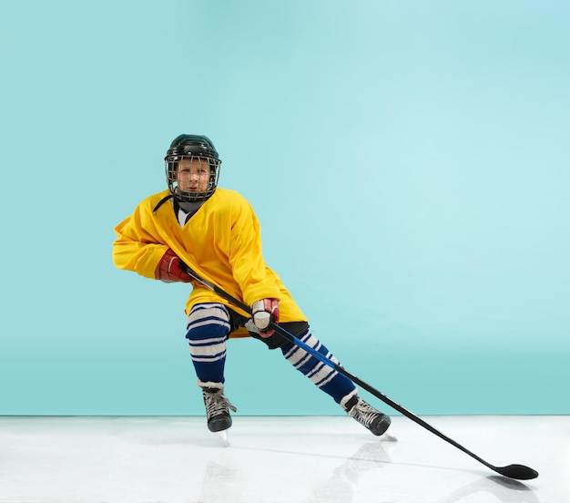 Un jugador de hockey con equipo sobre un azul.