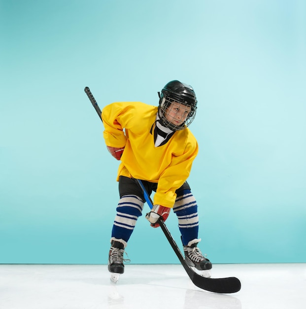 Un jugador de hockey con equipo sobre un fondo azul.