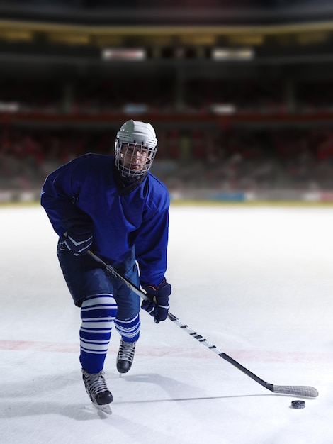 Jugador de hockey sobre hielo en acción pateando con palo