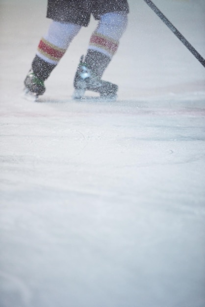 Jugador de hockey sobre hielo en acción pateando con palo