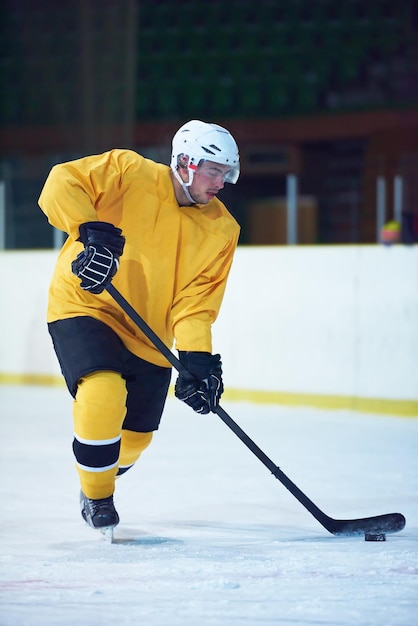 Jugador de hockey sobre hielo en acción pateando con palo