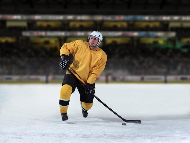 Jugador de hockey sobre hielo en acción pateando con palo