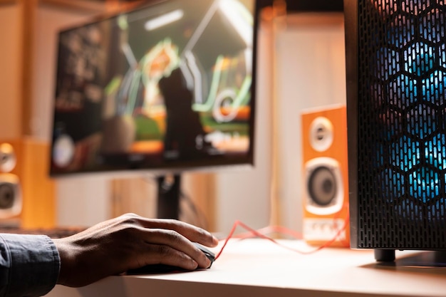 Jugador jugando un juego FPS en línea con periféricos de computadora de cerca