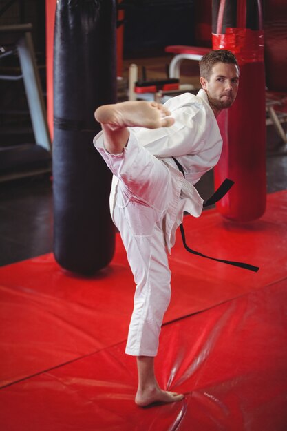 Jugador de karate realizando kickboxing