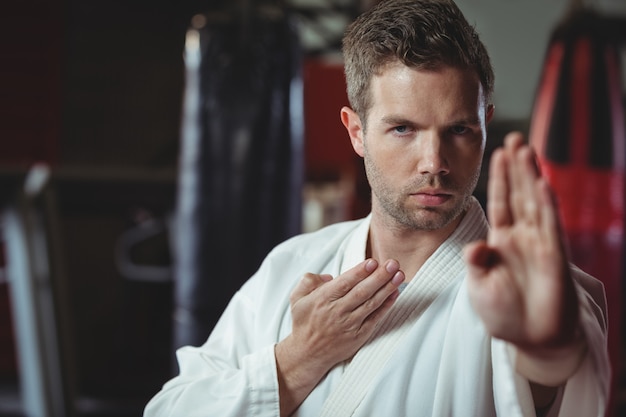 Jugador de karate realizando postura de karate