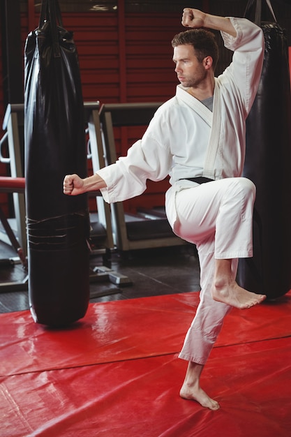 Foto jugador de karate realizando postura de karate