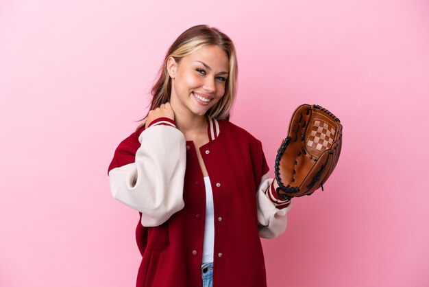 Jugador mujer rusa con guante de béisbol aislado sobre fondo rosa riendo