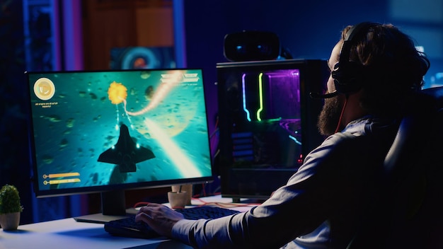 Jugador navegando por el universo en un juego de simulación hablando con amigos
