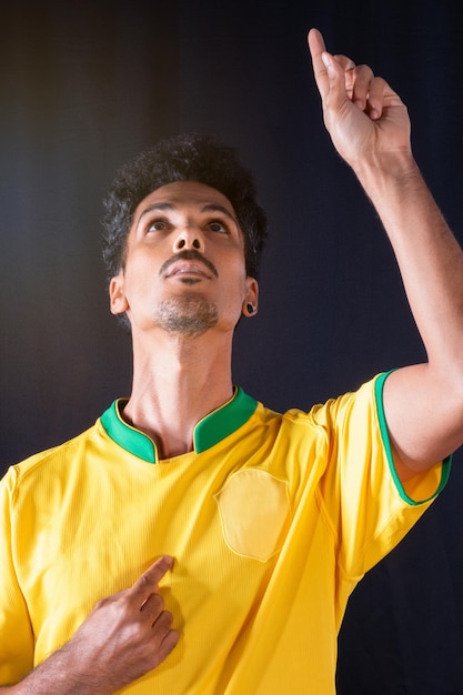 Jugador negro de fútbol brasileño celebrando