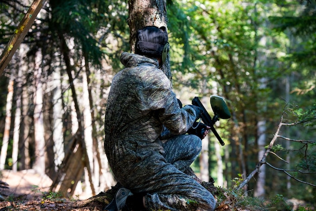 Un jugador de paintball apunta