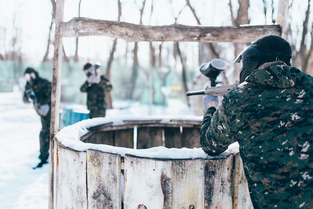 Jugador de paintball disparando al equipo enemigo.