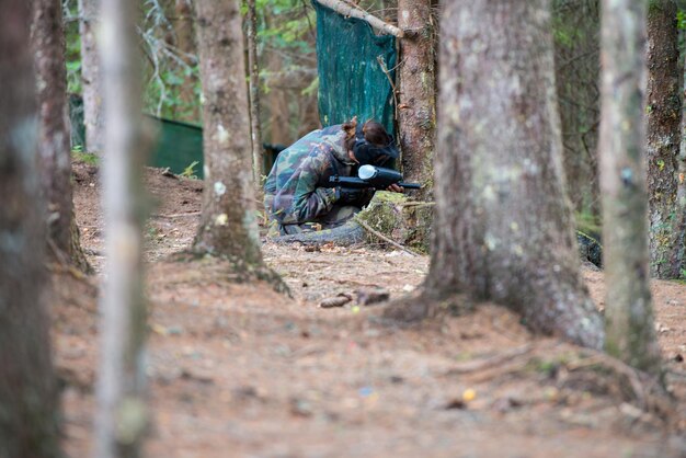 jugador de paintball escondido