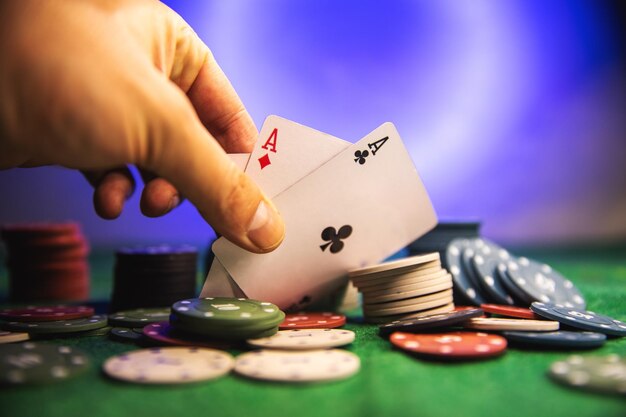 jugador de póquer de casino con fichas