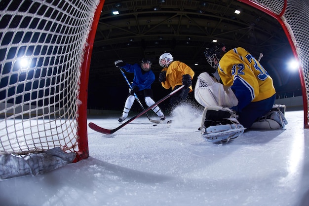 Jugador de portero de hockey sobre hielo en meta en acción