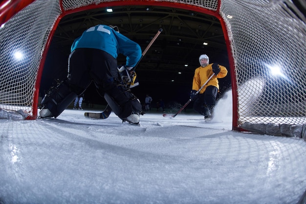 Jugador de portero de hockey sobre hielo en meta en acción