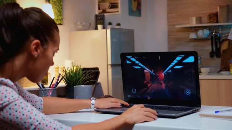 Foto jugador profesional enojado porque se acabó el juego para ella durante un campeonato en línea. jugadora campeona probando videojuegos en línea en su computadora personal con una red inalámbrica de tecnología moderna.