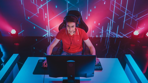 Jugador profesional de eSports jugando en videojuegos de computadora Fondo Gráficos elegantes Torneo de campeonato en línea Transmisión de eventos Retrato Visión de ángulo alto