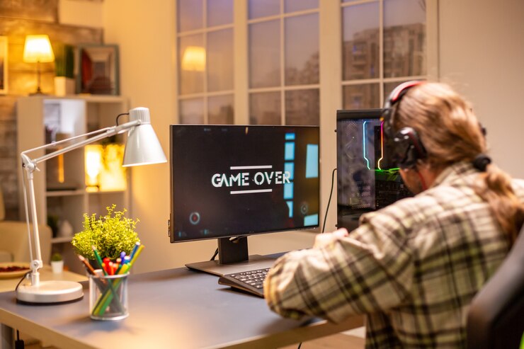 Foto jugador profesional masculino que juega en una pc potente y pierde el juego a altas horas de la noche en la sala de estar