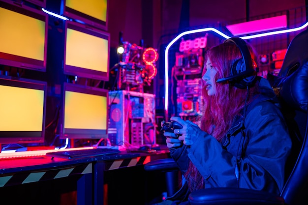 Un jugador que utiliza un controlador de joystick para un torneo virtual juega un videojuego en línea