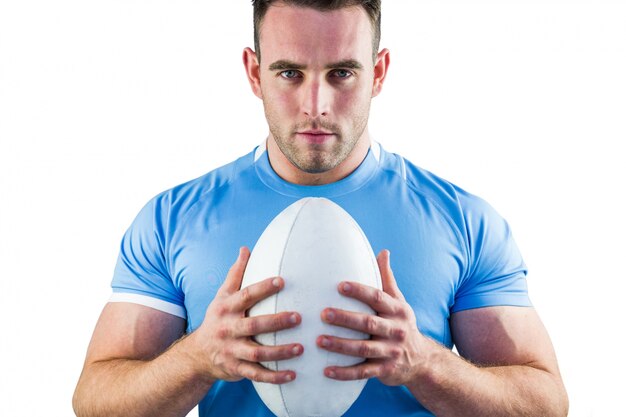 Jugador de rugby mirando la cámara con la pelota