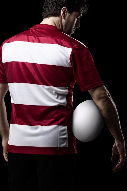 Foto jugador de rugby con uniforme rojo.