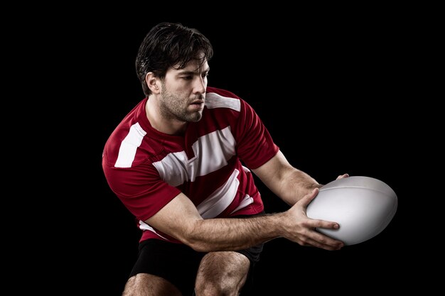 Jugador de rugby con uniforme rojo.