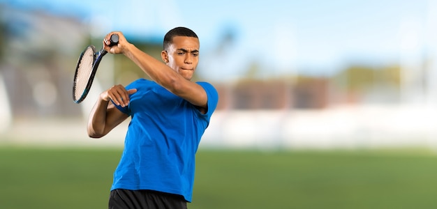 Jugador de tenis afroamericano hombre al aire libre