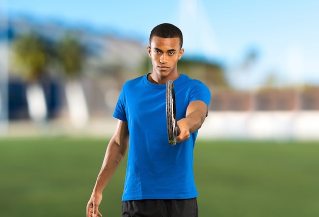 Foto jugador de tenis afroamericano hombre al aire libre