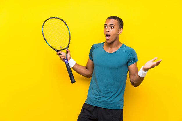 Jugador de tenis afroamericano hombre con expresión facial sorpresa