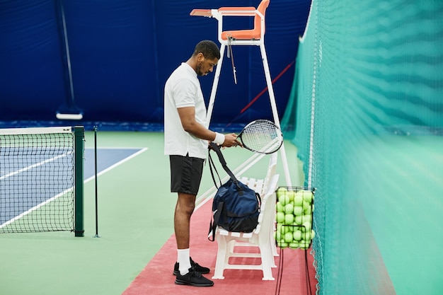 Jugador de tenis antes de la práctica