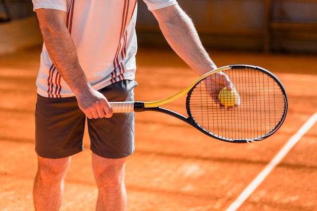 Jugador de tenis de cerca con raqueta