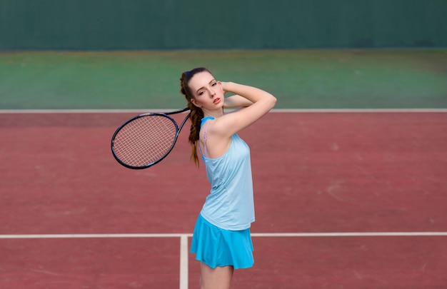 Jugador de tenis de chica sexy con raqueta de tenis en la cancha.