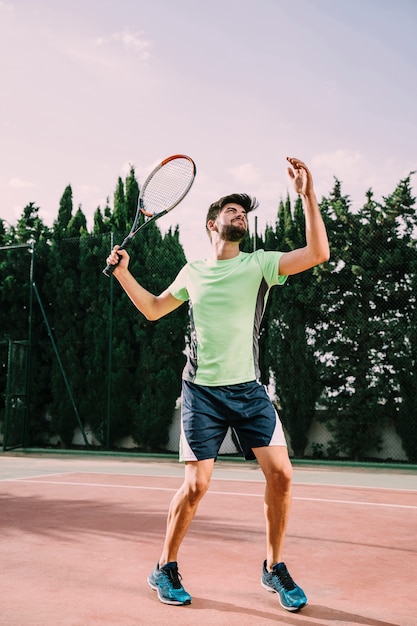 Foto jugador de tenis fit sirviendo