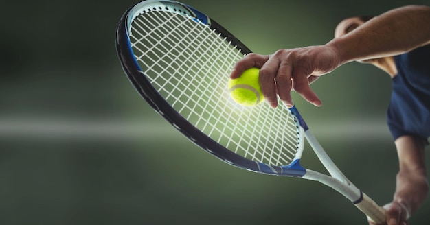 Jugador de tenis con fondo verde con raqueta