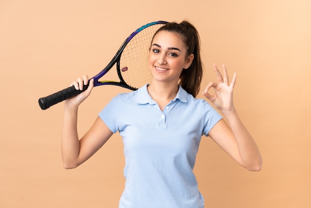 Jugador de tenis joven aislado