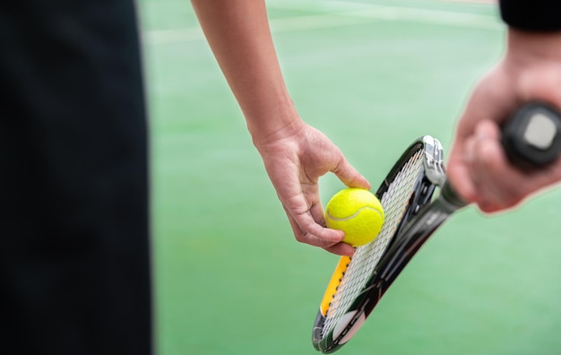 El jugador de tenis juega al tenis golpeando una pelota de tenis con una raqueta de tenis en una cancha de tenis en un torneo