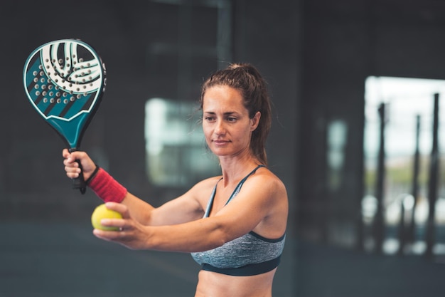 Foto jugador de tenis de padel listo para hacer el servicio