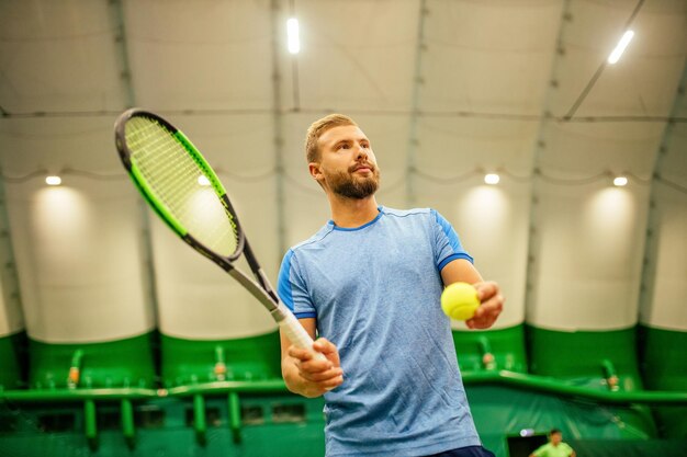 Jugador de tenis profesional jugando un juego