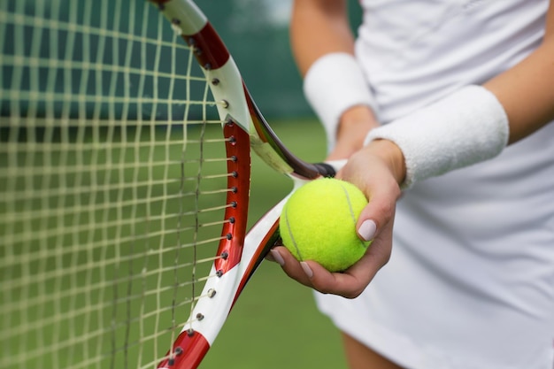 Jugador de tenis con raqueta y pelota en las manos