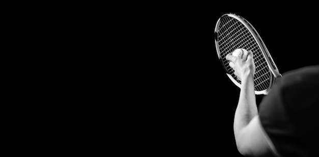 Jugador de tenis sosteniendo una raqueta lista para servir sobre fondo negro