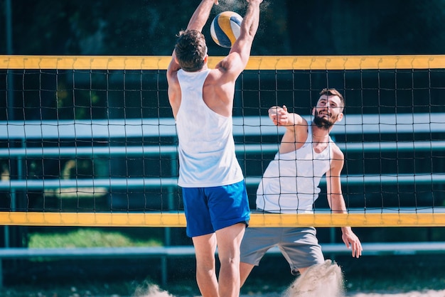 Jugador de voleibol de playa en acción