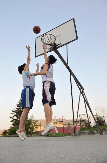 la jugadora de baloncesto tiene entrenamiento y ejercicio en la cancha de baloncesto en la ciudad en la calle
