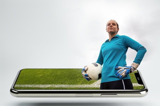 jugadora de fútbol latina en smartphone