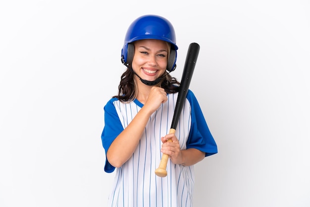 Jugadora rusa de béisbol con casco y bate aislado de fondo blanco celebrando una victoria